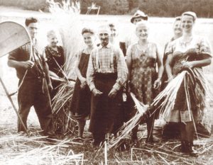 Gertrude Pichler aus Obersaifen liebt dieses Foto aus dem Jahr 1960: „Bei der Getreideernte wurden viele fleißige Hände gebraucht. Trotz der schweren Arbeit war es damals schön.“