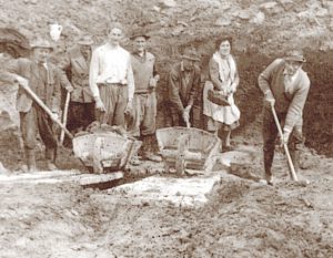 Händisch wurde in Hart bei Eggersdorf ein Löschwasserbassin (fünf Meter tief, vier Meter Durchmesser) gegraben. Eine Woche wurde gemeinsam intensiv gearbeitet, berichtet Fotograf Rudolf Fauster.