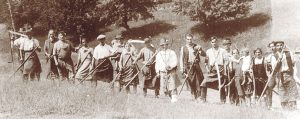 Heumahd im Jahr 1932 beim Bauern Masser in Haselbach bei Eibiswald. „Fünf Personen kamen vom eigenen Hof“, berichtet Josef Brauchard aus Haselbach, der das Bild eingeschickt hat.