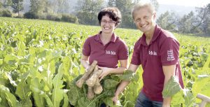 Ursula und Franz Tappauf blicken auf langjährige Erfahrung als Krenbauern und –händler zurück. Daheim am Hof wird der Kren auch foliert.
