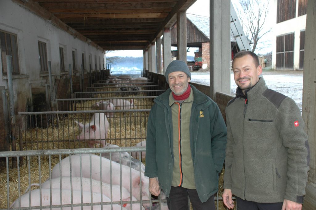 Michael Lamprecht wird in Zukunft den Bio Schweine- und Ackerbauernhof von seinem Vater übernehmen (r.)