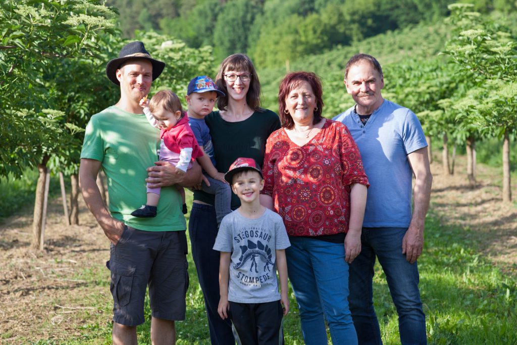 Manuela Leiner mit ihrer Familie in einem Holunderfeld