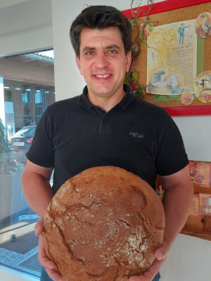 Markus Kollmann mit Brot