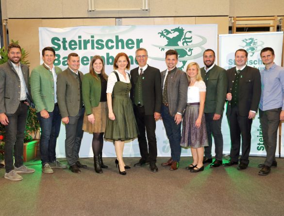 Landesrätin Simone Schmiedtbauer und BB-Präsident Georg Strasser mit den Mitgliedern des Landesvorstandes der Steirischen Jungbauern.