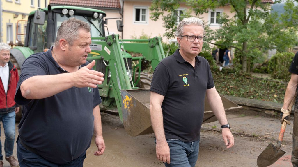 LH Christopher Drexler ließ sich von den Vertretern der Feuerwehr und der Gemeinde die Lage in der schwer betroffenen Marktgemeinde Deutschfeistritz schildern.
[© Land Steiermark]