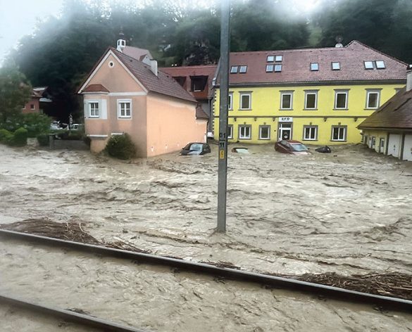 Bislang völlig unbekannte Szenen spielten sich in Deutschfeistritz ab. Glücklicherweise gab es keine Personenschäden. [© BFV Graz-Umgebung]