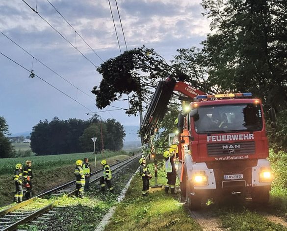 Die Feuerwehren leisteten Großartiges und sorgten dafür, dass Schienen und Straßen bald wieder benutzbar waren. [© BFV Deutschlandsberg]