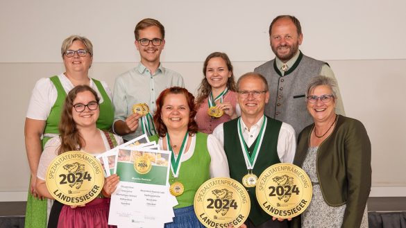 Die Bauernvertretung von Hartberg-Fürstenfeld gratulierte Monika Sommer und ihrer Familie zum Triple-Landessieg. [© Suppan]