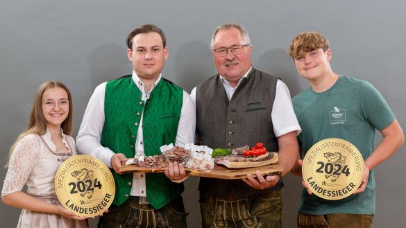 Direktor Rupert Spörk und seine junge Crew von der Fachschule Hatzendorf mit den preisgekrönten Fleischprodukten.