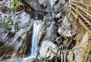 Die Bärenschützklamm ist eine der schönsten wasserführenden Felsenklammen Österreichs. Seit kurzem ist die Klamm wieder geöffnet.
[© ORF/Schoettl]